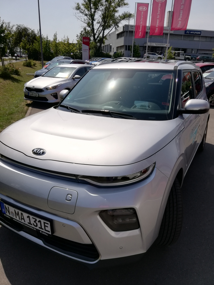 Kia-e-Soul Frontansicht mit Ladeklappe